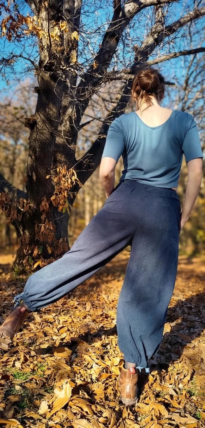 Prenda Capullo en corderoy azul, espalda — Transmutación